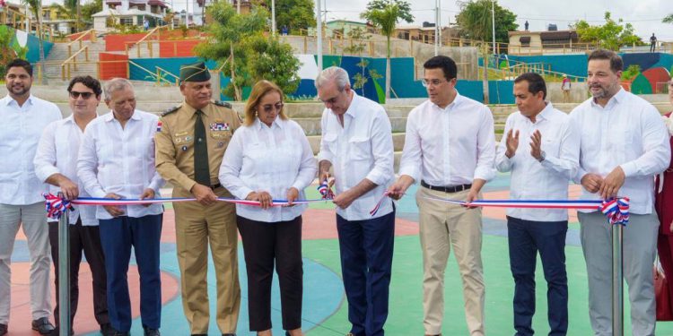 Abinader y Collado inauguran bulevar de la Salud en Haina con inversión de 165 millones de pesos.  