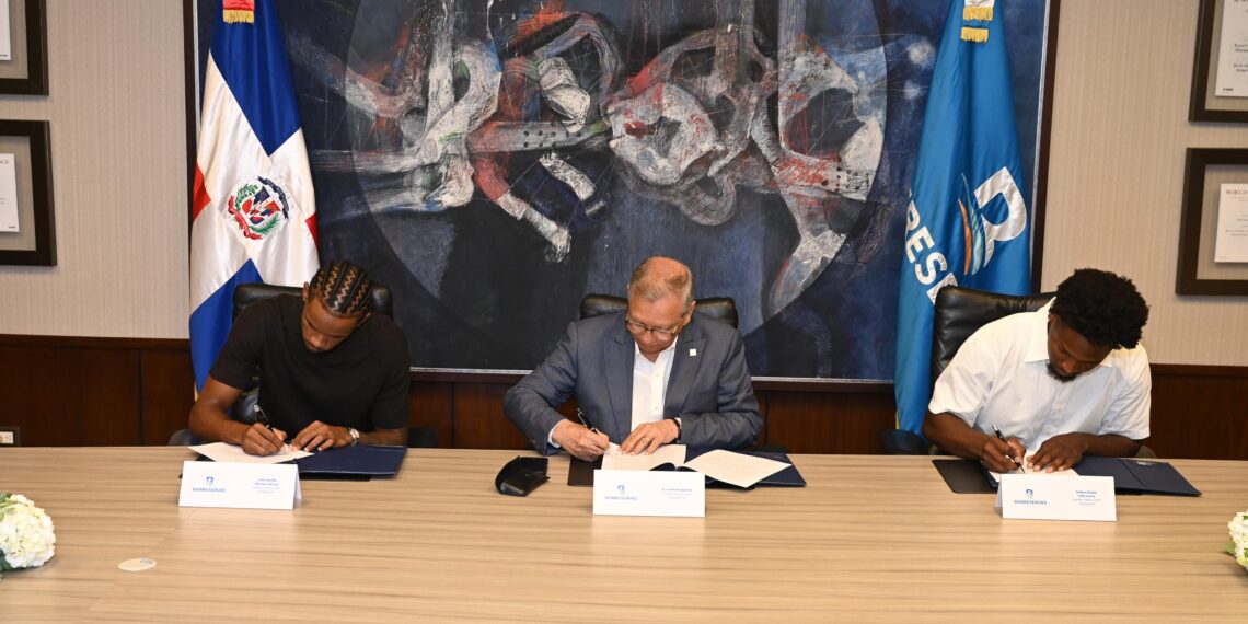 Banreservas firma acuerdo con Jean Montero y Andrés Feliz, nuevos embajadores de la marca.
