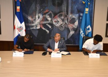 Banreservas firma acuerdo con Jean Montero y Andrés Feliz, nuevos embajadores de la marca.