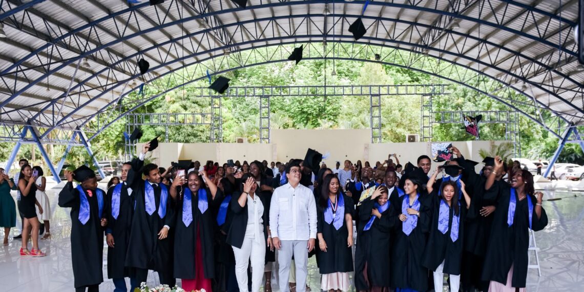 Fellito Suberví encabeza graduación de 24 nuevos bachilleres técnicos del Liceo CAASD