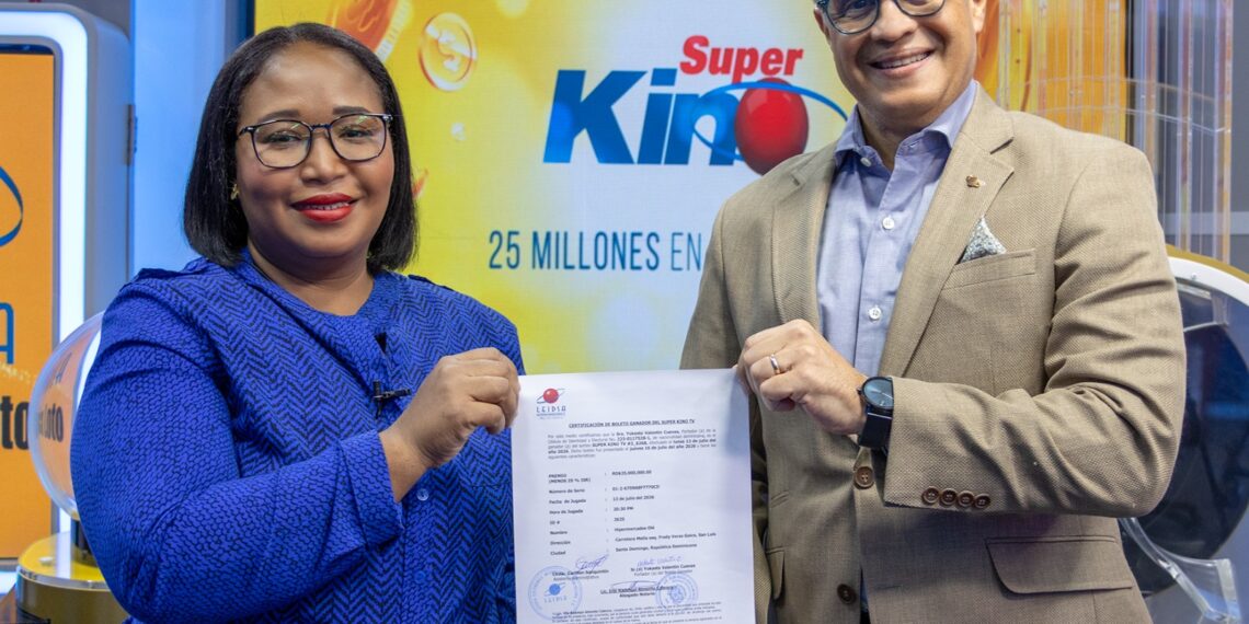 LEIDSA entrega certificado a enfermera ganadora de RD$25 millones con el Súper Kino TV