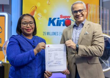 LEIDSA entrega certificado a enfermera ganadora de RD$25 millones con el Súper Kino TV