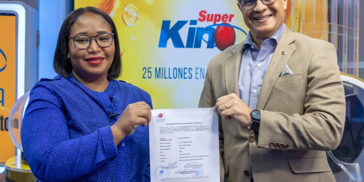 LEIDSA entrega certificado a enfermera ganadora de RD$25 millones con el Súper Kino TV