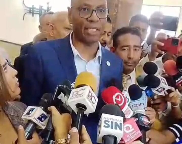 Periodistas advierten que reforma a la Ley 74-25 pone en riesgo el secreto profesional y la libre expresión