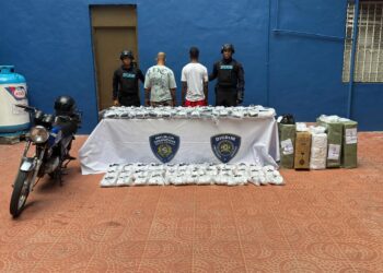 Policía Nacional captura a dos hombres por robo en almacén comercial del Distrito Nacional