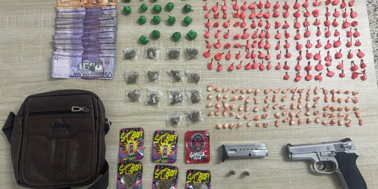 Policía Nacional apresa a dos hombres en Barahona y La Vega; ocupa armas de fuego, una reportada como robada, y presuntas drogas*