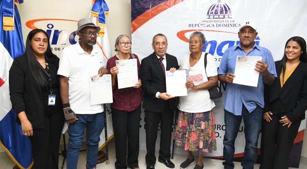 Administrador del INAVI encabeza acto de entrega de cheques por indemnización y rinde cuentas de sus 18 meses al frente de la institución de servicios y asistencia social