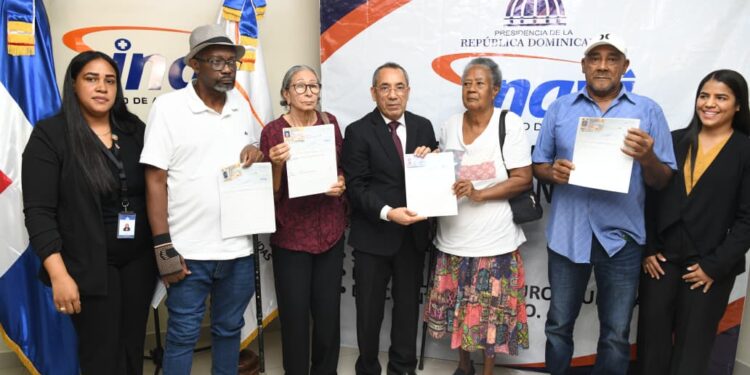 Administrador del INAVI encabeza acto de entrega de cheques por indemnización y rinde cuentas de sus 18 meses al frente de la institución de servicios y asistencia social