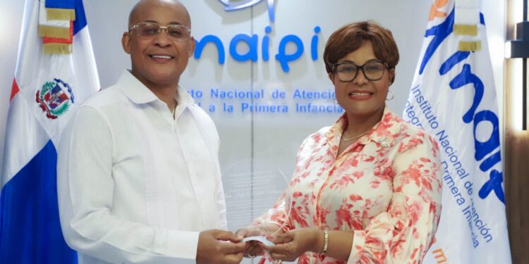 Directora del INAIPI, Josefa Castillo Rodríguez, recibe reconocimiento durante la Semana de la Ética 2026