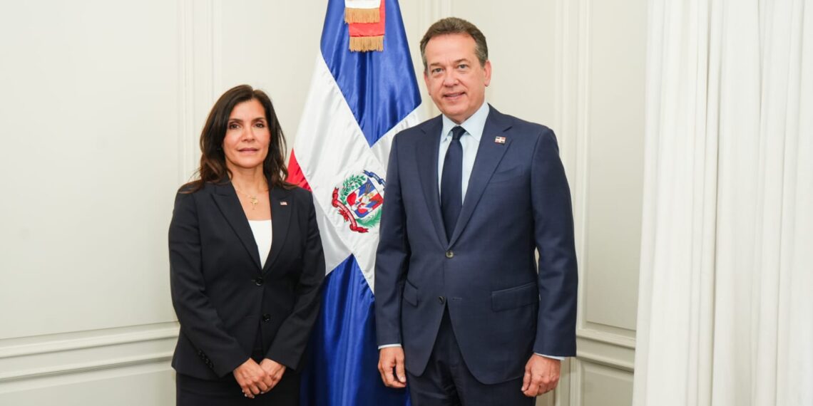 Canciller Ito Bisonó recibe a embajadora de Estados Unidos y reafirma solidez de las relaciones bilaterales