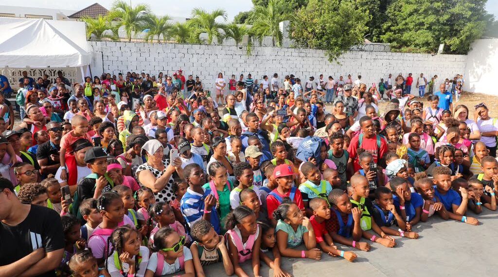 Fundación Sur Apoyarte celebra con gran éxito su entrega de mochilas y útiles escolares