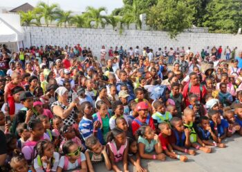 Fundación Sur Apoyarte celebra con gran éxito su entrega de mochilas y útiles escolares
