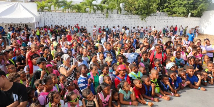 Fundación Sur Apoyarte celebra con gran éxito su entrega de mochilas y útiles escolares
