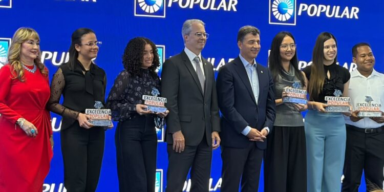 Banco Popular entrega  61 Becas a Estudiantes de  Excelencia  Académica