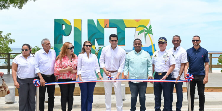 David Collado inaugura parador Fotográfico en Punta Rucia, Puerto Plata.