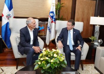 Canciller Víctor -Ito- Bisonó recibe en el AILA al presidente de Honduras Nasry Asfura