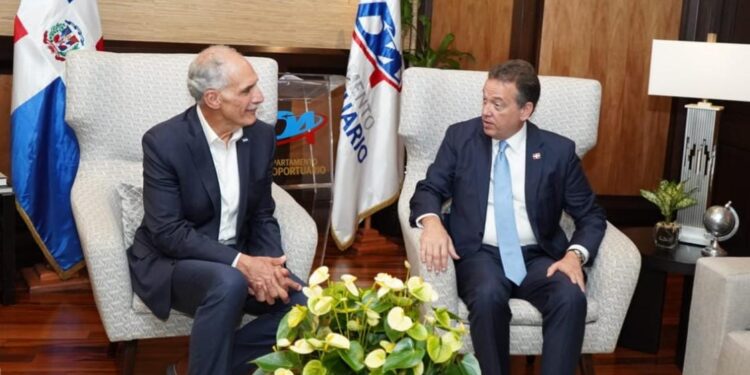 Canciller Víctor -Ito- Bisonó recibe en el AILA al presidente de Honduras Nasry Asfura