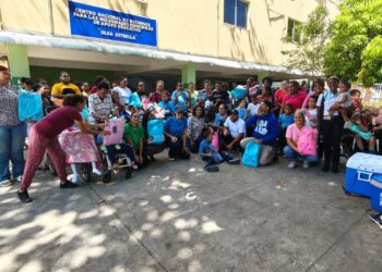 Azul Podcast y Tigres del Licey regalan útiles escolares a estudiantes con discapacidad múltiple