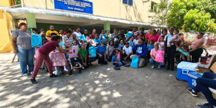 Azul Podcast y Tigres del Licey regalan útiles escolares a estudiantes con discapacidad múltiple