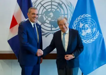 Panorama Nacional. Después de más de ocho décadas de existencia, las Naciones Unidas nunca han tenido a una mujer al frente de su Secretaría General. El presidente Luis Abinader volvió este miércoles sobre ese hecho desde la propia Asamblea General y pidió que el próximo liderazgo de la organización refleje un cambio en esa dirección.  Durante su discurso ante el 81.º período de sesiones, Abinader recordó que hace un año planteó desde esa misma tribuna que correspondía a América Latina y el Caribe ofrecer un liderazgo renovado y que había llegado el momento de que una mujer ocupara la Secretaría General.  Ahora, dijo, las candidaturas presentadas confirman que existe una oportunidad para hacerlo.  “En más de ochenta años, ninguna mujer ha dirigido esta Organización”, señaló.  Te puede interesar:   https://panorama.com.do/rd-seguira-protegiendo-su-frontera-y-aplicando-sus-leyes-migratorias-dice-abinader-ante-la-onu/  Abinader llamó al Consejo de Seguridad y a la Asamblea General a estar “a la altura del momento” al momento de decidir quién conducirá Naciones Unidas.  El planteamiento formó parte de su llamado a renovar la representación de la organización, una de las tres tareas que identificó como necesarias para recuperar la confianza en el sistema multilateral.  Según el mandatario, esa renovación también pasa por reformar la composición del Consejo de Seguridad para que responda mejor al mundo multipolar actual.  Su propuesta se inscribe dentro de un reclamo más amplio por una ONU que, según planteó, sea más representativa, eficiente y capaz de responder a los conflictos y transformaciones que enfrenta el mundo.