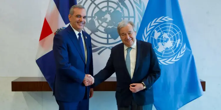 Panorama Nacional. Después de más de ocho décadas de existencia, las Naciones Unidas nunca han tenido a una mujer al frente de su Secretaría General. El presidente Luis Abinader volvió este miércoles sobre ese hecho desde la propia Asamblea General y pidió que el próximo liderazgo de la organización refleje un cambio en esa dirección.  Durante su discurso ante el 81.º período de sesiones, Abinader recordó que hace un año planteó desde esa misma tribuna que correspondía a América Latina y el Caribe ofrecer un liderazgo renovado y que había llegado el momento de que una mujer ocupara la Secretaría General.  Ahora, dijo, las candidaturas presentadas confirman que existe una oportunidad para hacerlo.  “En más de ochenta años, ninguna mujer ha dirigido esta Organización”, señaló.  Te puede interesar:   https://panorama.com.do/rd-seguira-protegiendo-su-frontera-y-aplicando-sus-leyes-migratorias-dice-abinader-ante-la-onu/  Abinader llamó al Consejo de Seguridad y a la Asamblea General a estar “a la altura del momento” al momento de decidir quién conducirá Naciones Unidas.  El planteamiento formó parte de su llamado a renovar la representación de la organización, una de las tres tareas que identificó como necesarias para recuperar la confianza en el sistema multilateral.  Según el mandatario, esa renovación también pasa por reformar la composición del Consejo de Seguridad para que responda mejor al mundo multipolar actual.  Su propuesta se inscribe dentro de un reclamo más amplio por una ONU que, según planteó, sea más representativa, eficiente y capaz de responder a los conflictos y transformaciones que enfrenta el mundo.