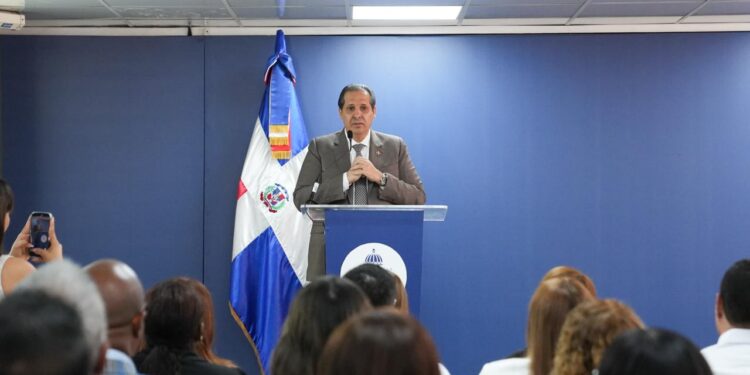 Víctor Atallah juramenta 43 comités para prevenir infecciones asociadas a la atención de salud