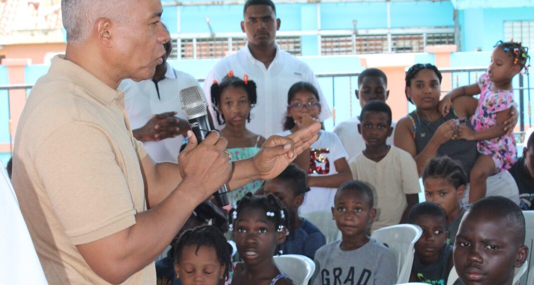 Francisco Fernández lleva apoyo a más de 12 mil niños con entrega de útiles escolares en toda la provincia Santo Domingo