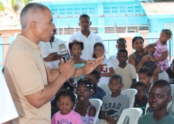Francisco Fernández lleva apoyo a más de 12 mil niños con entrega de útiles escolares en toda la provincia Santo Domingo