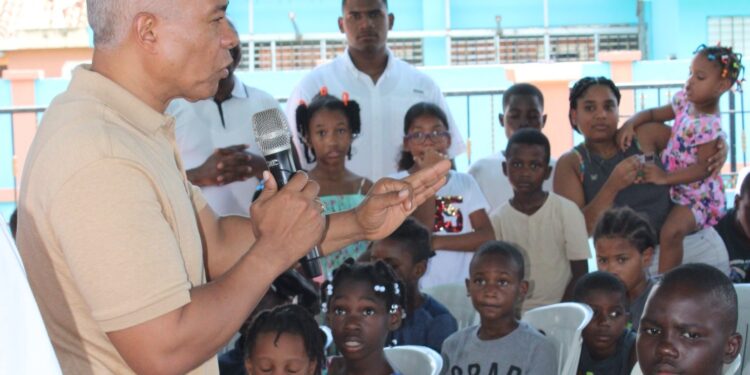 Francisco Fernández lleva apoyo a más de 12 mil niños con entrega de útiles escolares en toda la provincia Santo Domingo