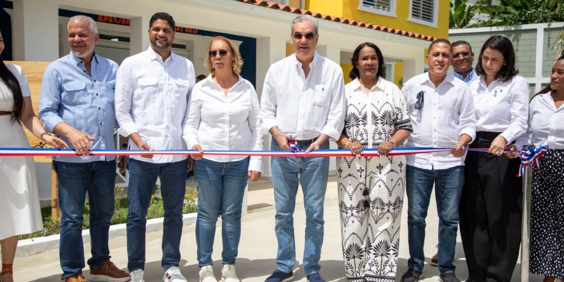 Presidente Abinader inaugura techado de centro educativo en Cambita en beneficio de 700 estudiantes y toda la municipalidad