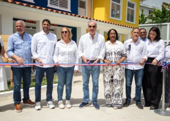 Presidente Abinader inaugura techado de centro educativo en Cambita en beneficio de 700 estudiantes y toda la municipalidad