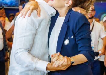 Carolina presenta a Ricardo de los Santos como su jefe de campaña