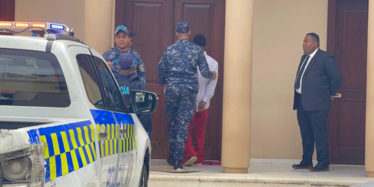 Aplazan para el miércoles medida contra menor acusado de matar a sargento del Dicrim en Santiago