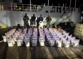 DNDC detiene narcolancha con dos hombres a bordo y 389 paquetes de cocaína