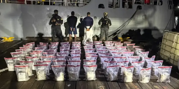 DNDC detiene narcolancha con dos hombres a bordo y 389 paquetes de cocaína