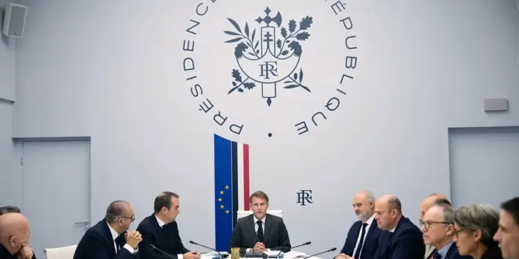 Macron anuncia restricciones a las manifestaciones en Francia y convoca un Consejo de Defensa
