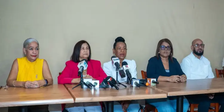 Gremios administrativos de la salud exigen aumento salarial; advierten darán sorpresa al Gobierno si no responde
