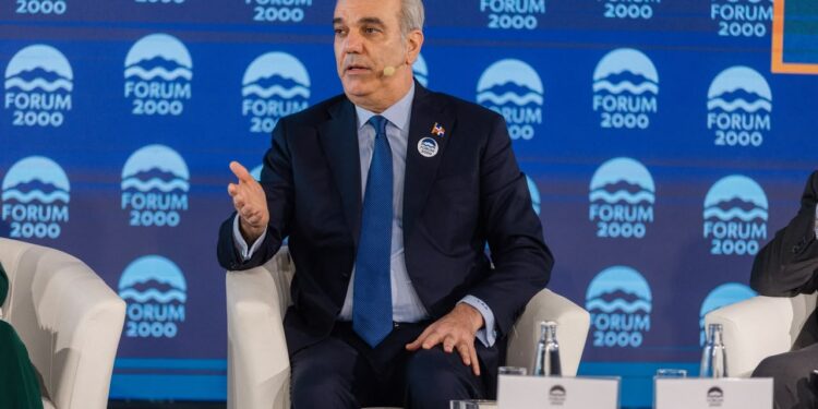 Abinader destaca en Praga los avances democráticos y la independencia institucional de República Dominicana