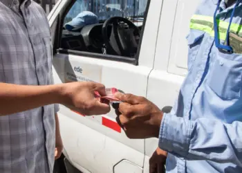 Detienen a dos técnicos por presunta extorsión a clientes de Edesur