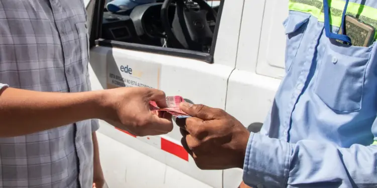 Detienen a dos técnicos por presunta extorsión a clientes de Edesur