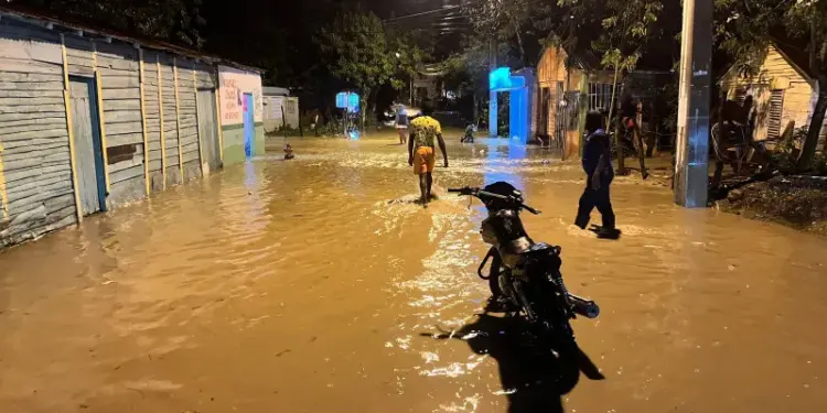 Lluvias dejan 412 personas afectadas y una comunidad incomunicada, reporta el COE