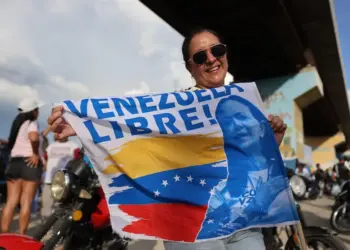 Miles de personas reciben a la caravana de María Corina Machado tras su esperado regreso a Venezuela
