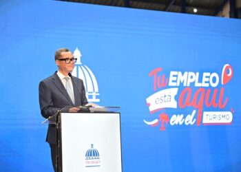 Miles de personas acuden a la jornada de empleos turísticos del Ministerio de Trabajo en La Romana