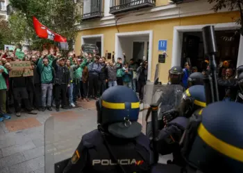 La policía carga contra el profesorado que bloqueaba la entrada a un acto de Ayuso
