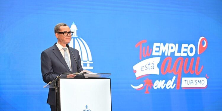 Miles de personas acuden a la jornada de empleos turísticos del Ministerio de Trabajo en La Romana