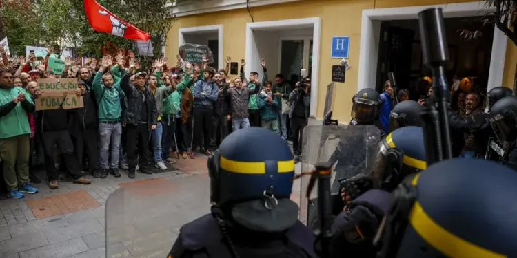 La policía carga contra el profesorado que bloqueaba la entrada a un acto de Ayuso