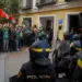 La policía carga contra el profesorado que bloqueaba la entrada a un acto de Ayuso
