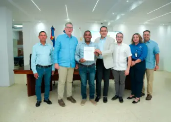 Gobierno entrega RD$30 millones a 17 productores de leche para tecnificar riego