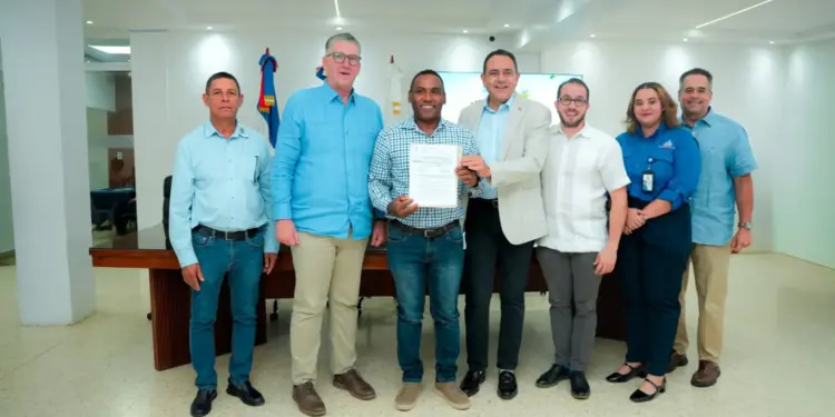 Gobierno entrega RD$30 millones a 17 productores de leche para tecnificar riego