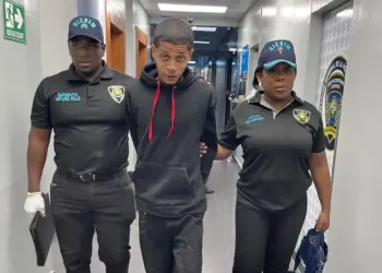 Se entrega hombre señalado por asalto captado en video en Villa María